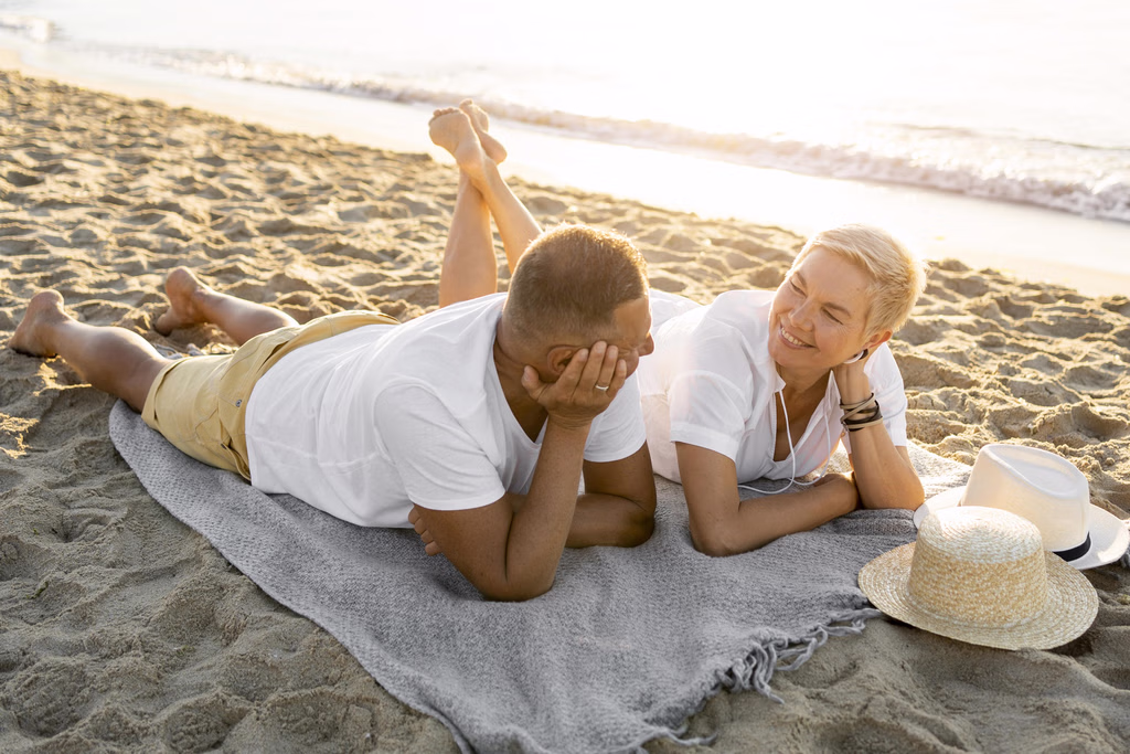 couple allonge sur une serviette a la plage