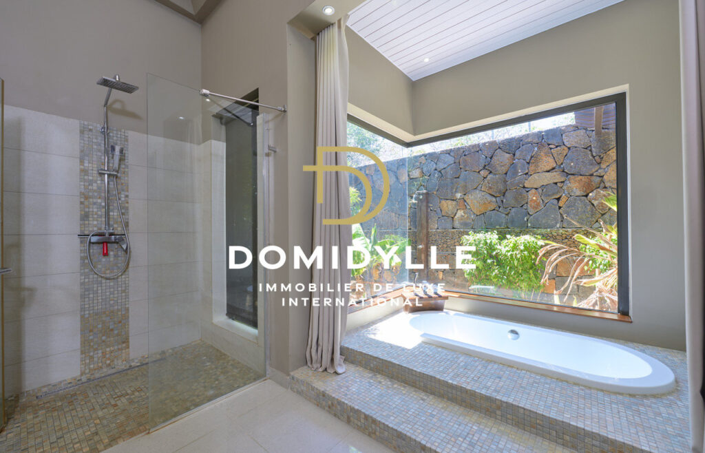 Spacieuse villa 4 chb + 1 bureau 330m2 à Peyrebère