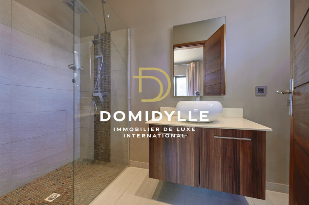 Spacieuse villa 4 chb + 1 bureau 330m2 à Peyrebère